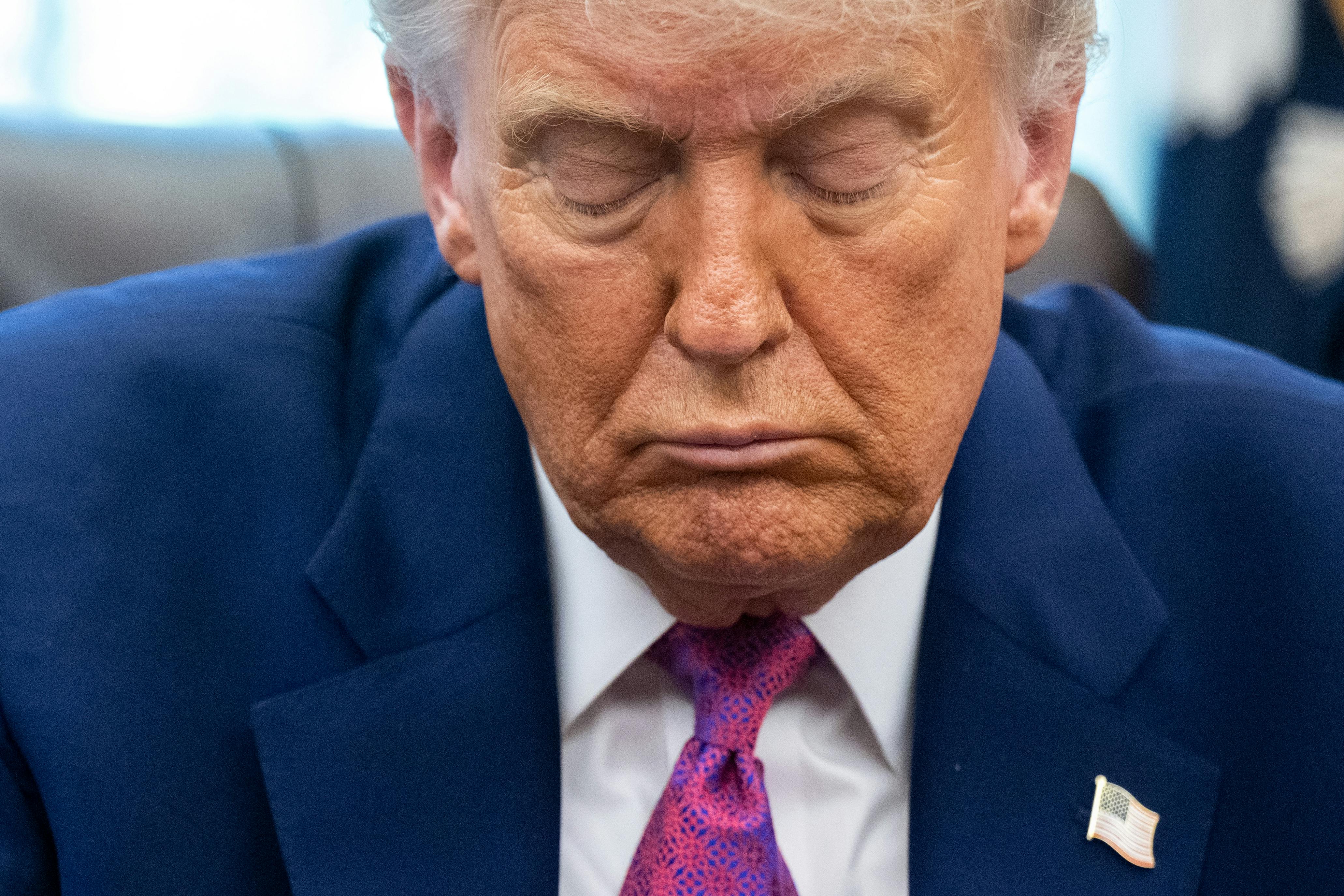 Donald Trump falls alseep