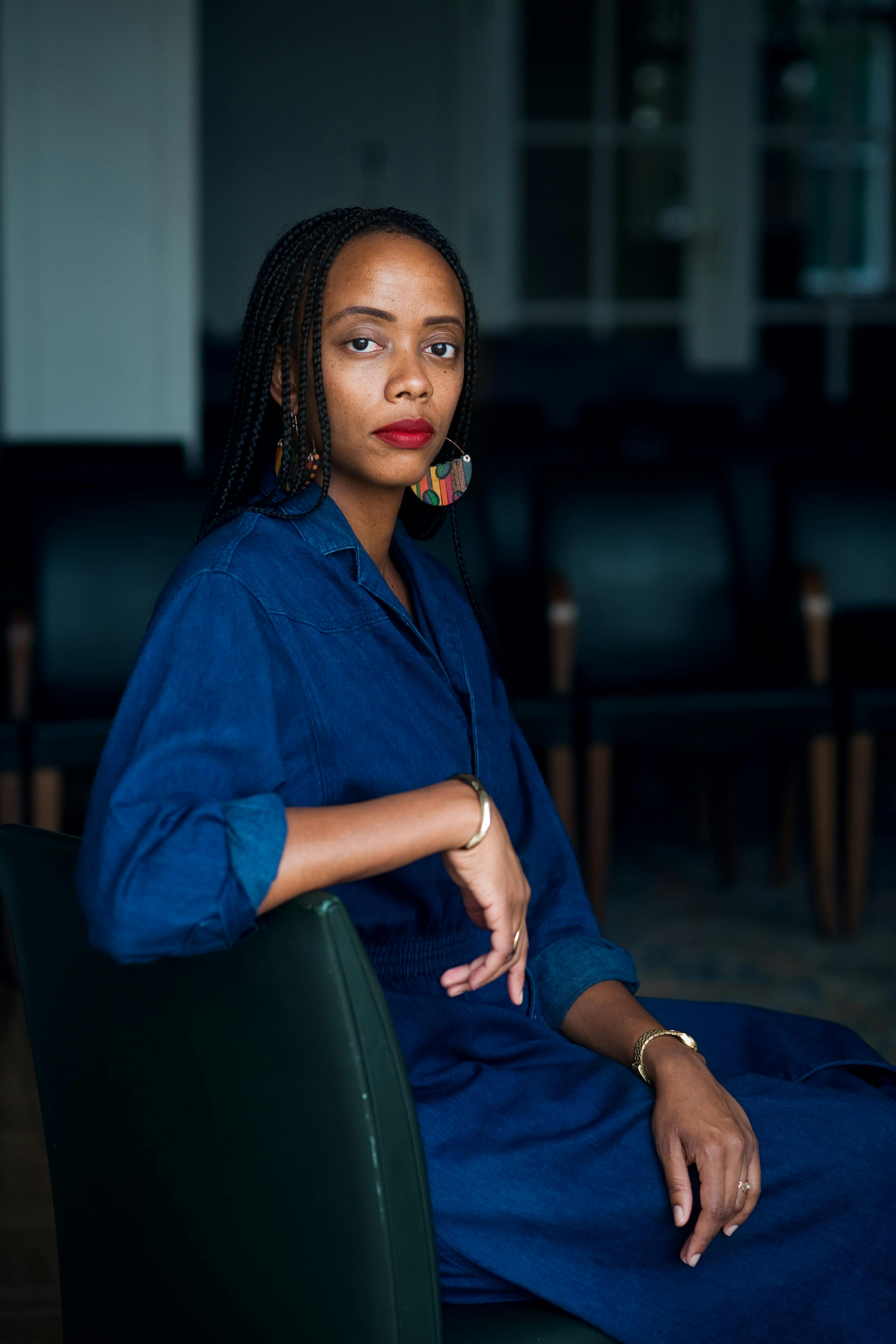 Žensko prijateljstvo v dobi skupinskih klepetov in razpad zakonov: Odkritja iz člankov