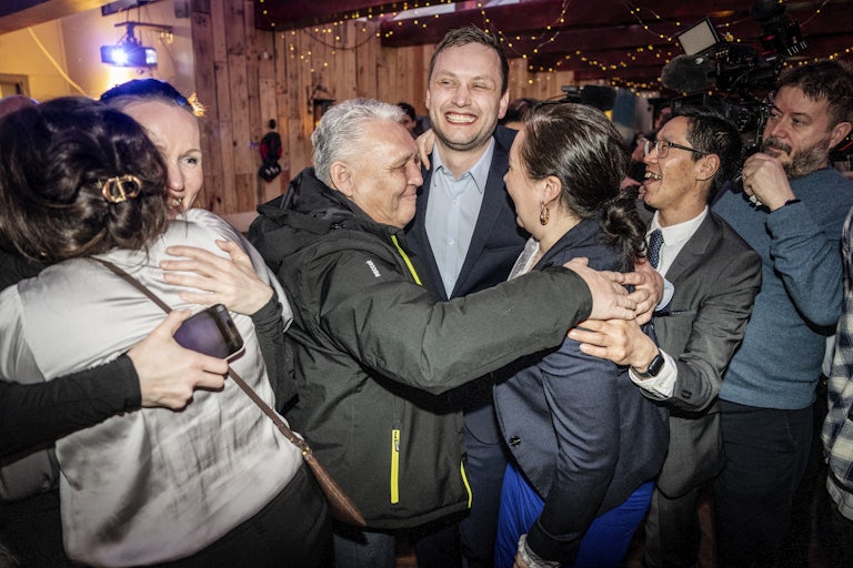 Demokraatit Chairman Jens-Frederik Nielsen (C) celebrates with other party members during Greeland's election