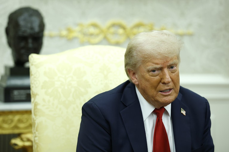 Trump looks confused in the White House