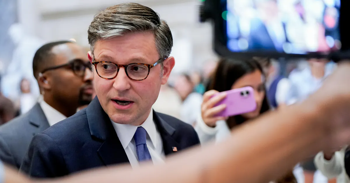 Trump Sticks With Disastrous New Intel Chief as Democrats Lead Revolt