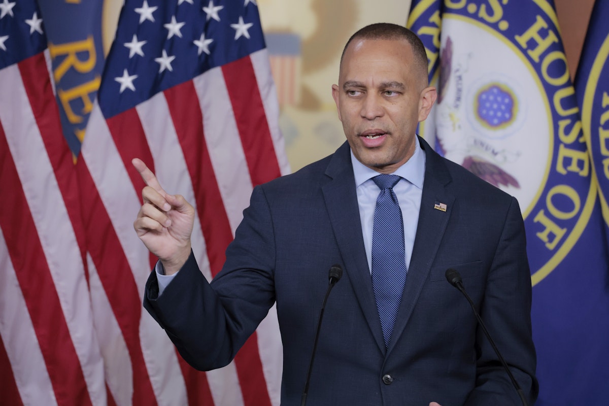 “Trump Is Backing Down Again”: Hakeem Jeffries Mocks Tariff Flip-Flop “Trump Is Backing Down Again”: Hakeem Jeffries Mocks Tariff Flip-Flop