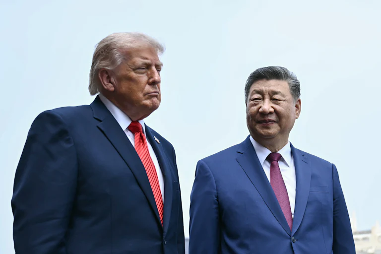 Xi Jinping looks at Trump and smiles