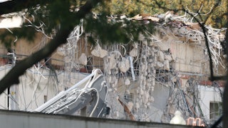 Crumbling White House wall