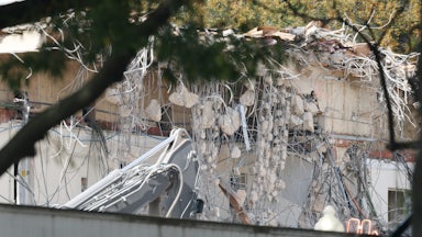 Crumbling White House wall