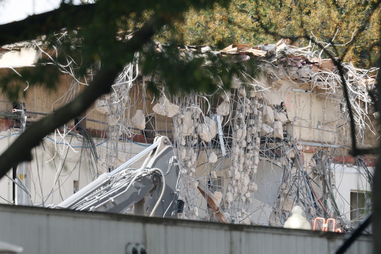 Crumbling White House wall