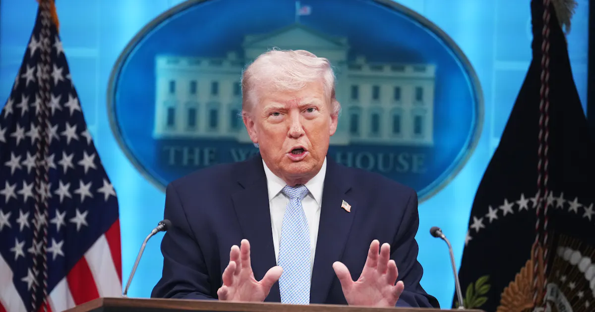 US Growth Slows to 0.5% in Q4 as Incomes Fall but Spending Holds