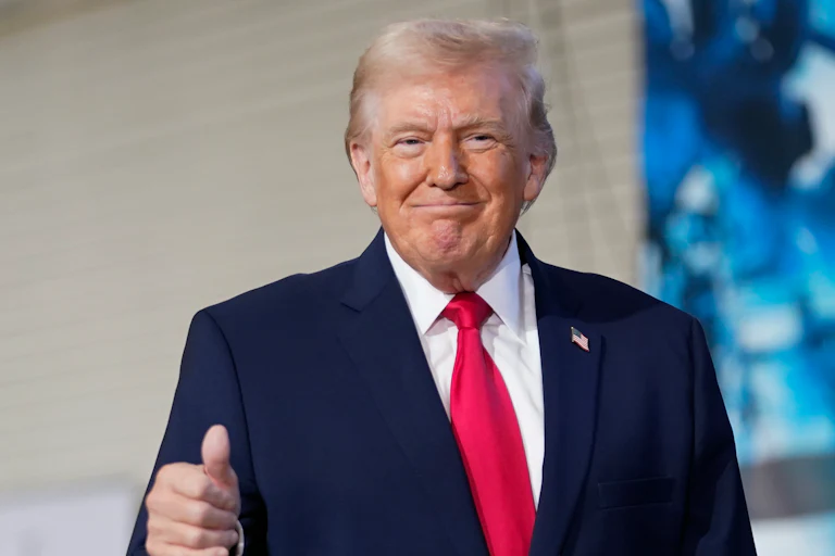 Donald trump does a thumbs up