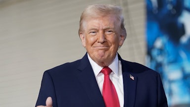 Donald trump does a thumbs up