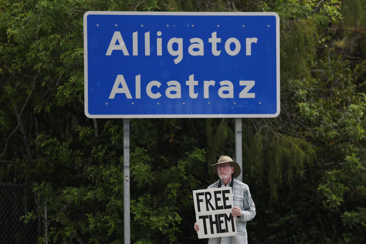 Florida in Secret Talks With Trump on Closing “Alligator Alcatraz”