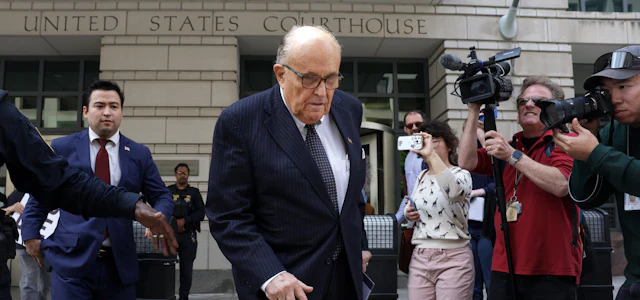 Trump Hosting $100K per Plate Fundraiser for Desperate Rudy Giuliani Trump Hosting $100K per Plate Fundraiser for Desperate Rudy Giuliani