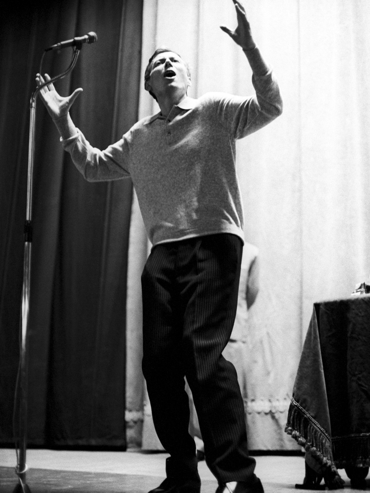 Yevgeny Yevtushenko gives a speech