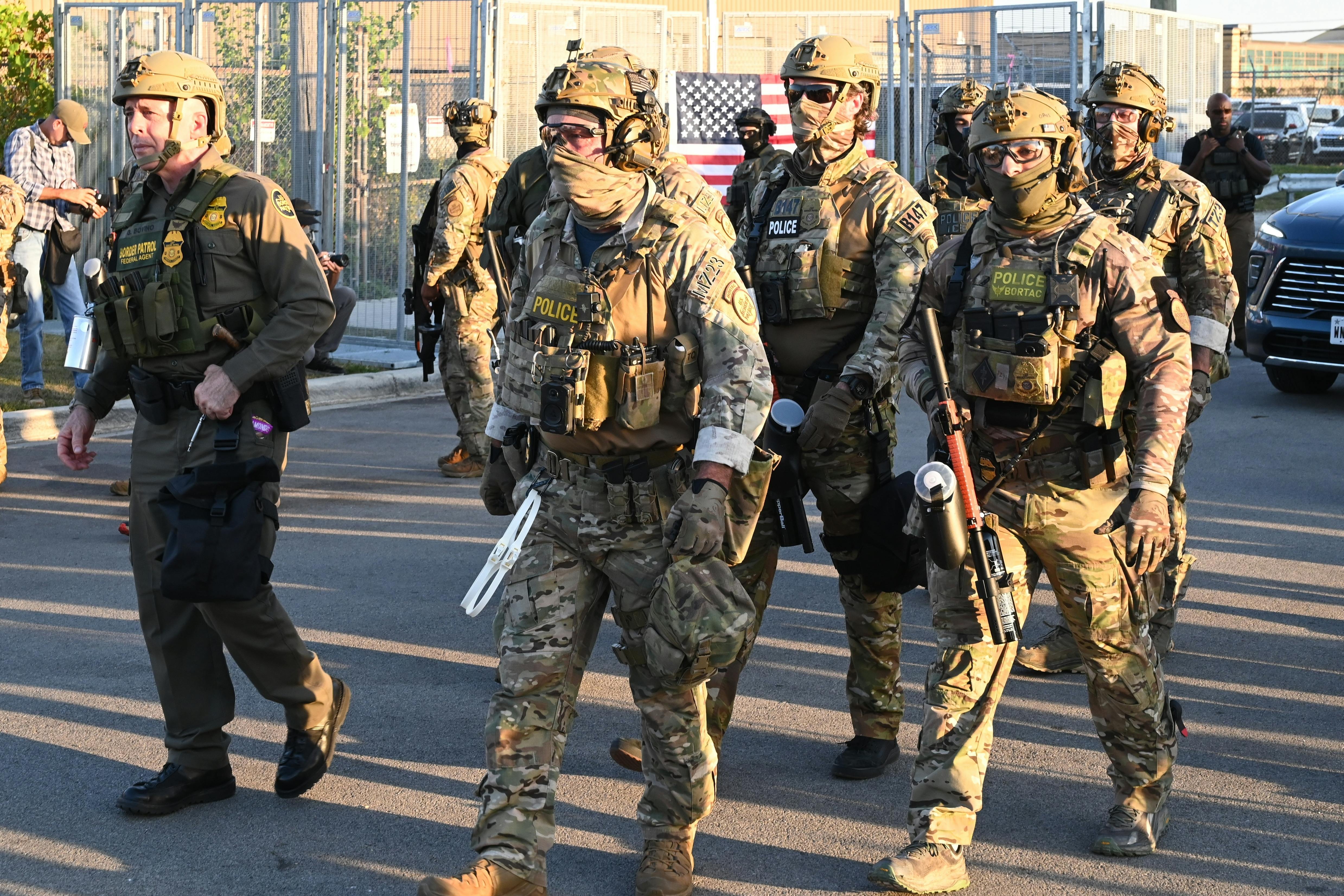 Demokratska kandidatka obtožena zaradi oviranja operacij ICE, poveljnik mejne patrulje pa se mora dnevno javljati sodnici.