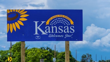 "Kansas Welcomes You!" sign