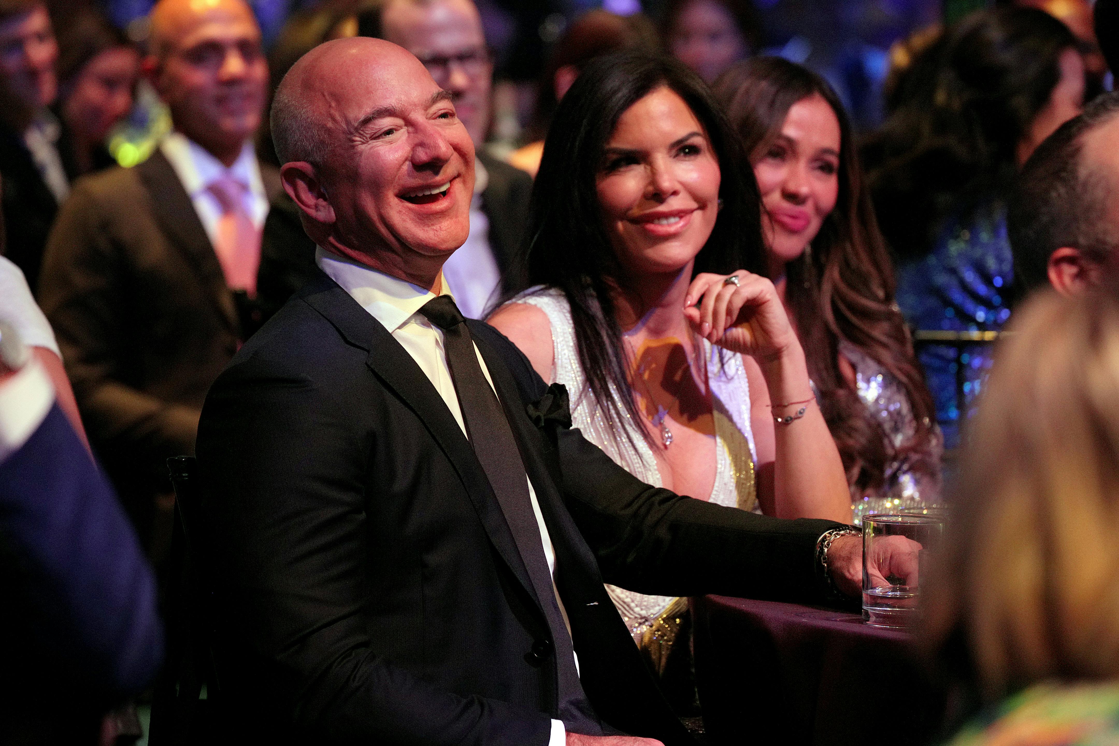 Doesn't look like a real human - Jeff Bezos trolled by social